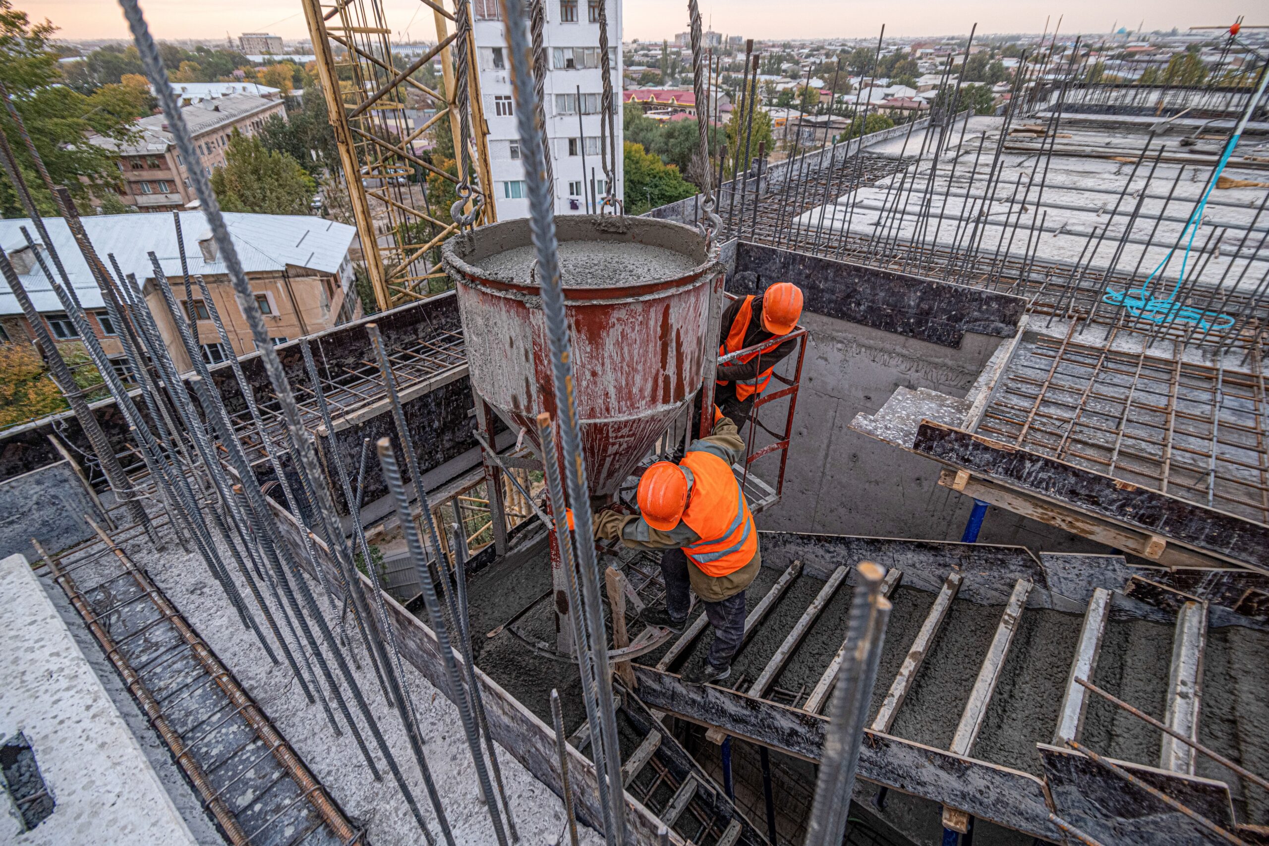 Trabajadores echando cemento en un edificio